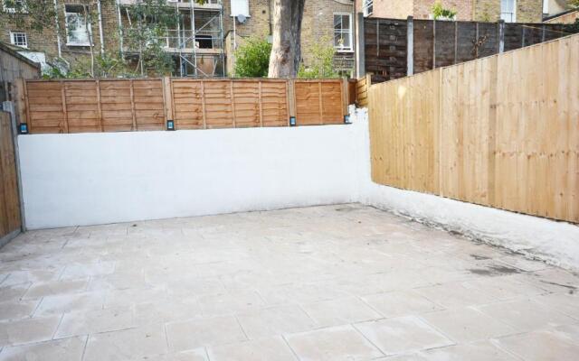 London Zone 2 Three Bedroom Apartment