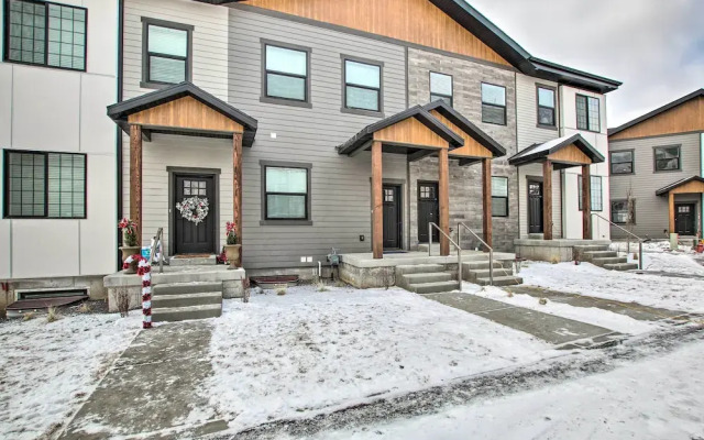 Modern Mountain Escape Near Slopes, Lakes & Trails