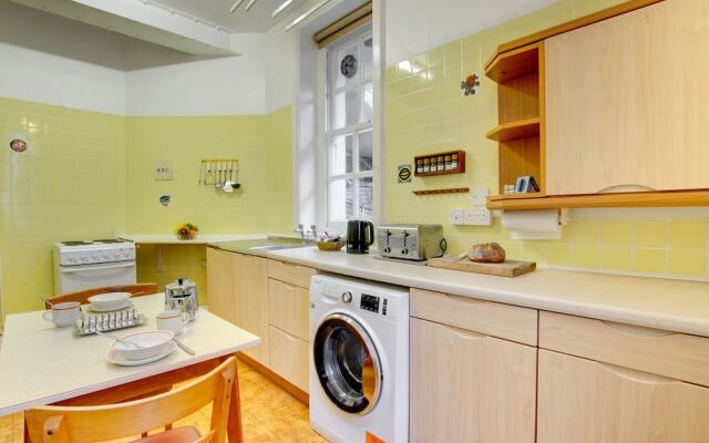 Modern Apartment in Tenby With Swimming Pool