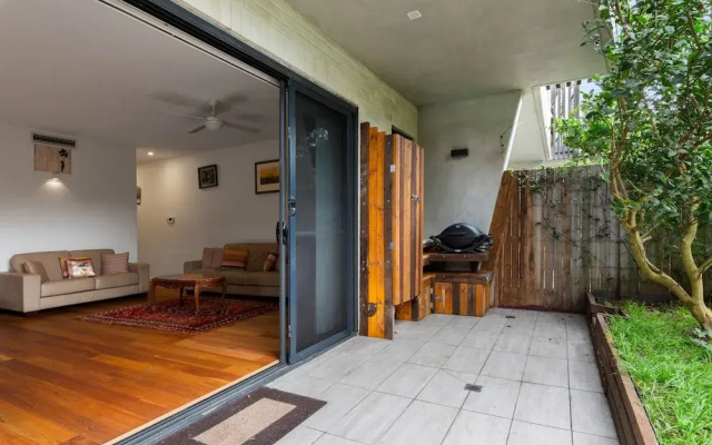 Spacious 2-bed Retreat With BBQ & Courtyard