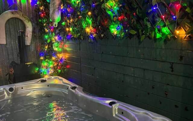 Bridie Rose - hot tub Extra Charge Exotic Animals