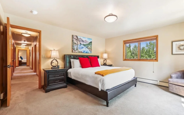 Friendly Fox Chalet 8 Bedroom Home by RedAwning