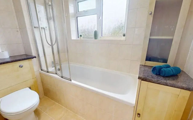 Parlaunt House - 3 Bedroom With Free Parking