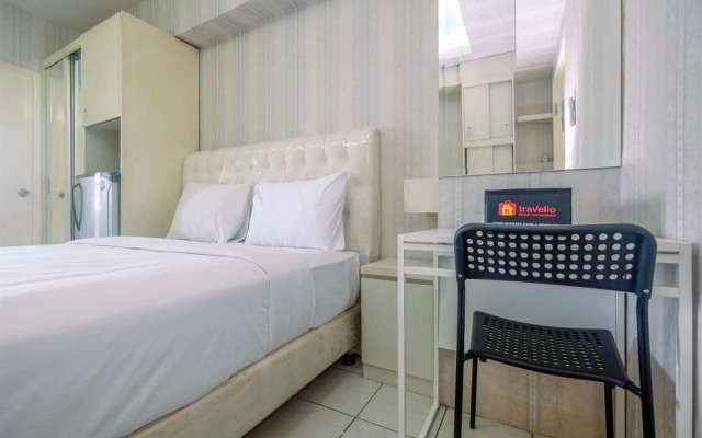 Lovely Studio Green Pramuka Apartment near Shopping Center