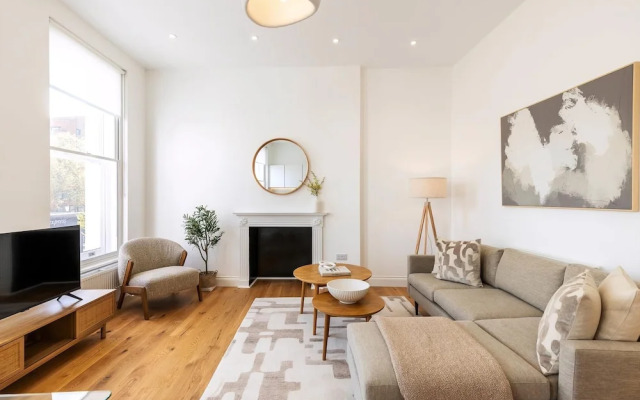 Bright & Elegant Chelsea Getaway: Private Balcony!