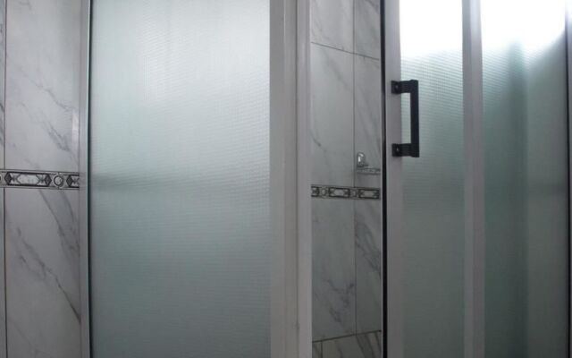 Earl Heights Suites Hotel