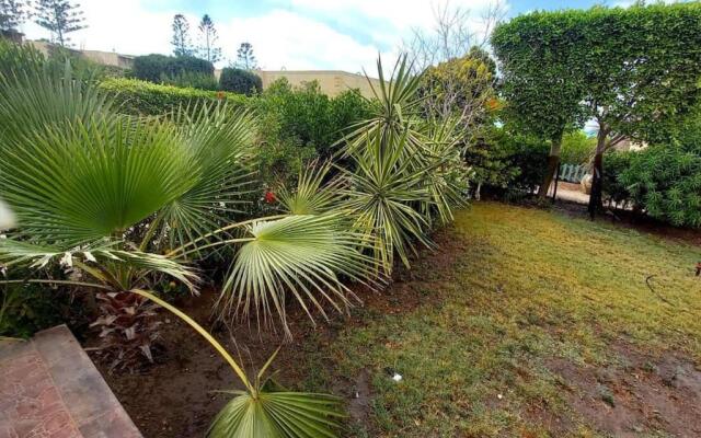 شاليه انيق مع مسبح وشاطئ جميل للعائلات فقط