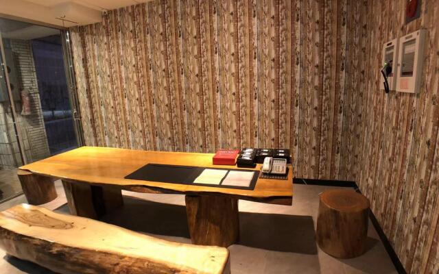 Red 13 Apartment