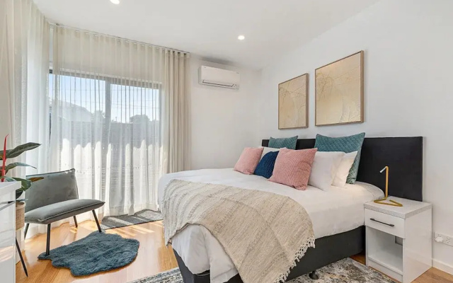 Gorgeous 3-bed House With Spacious Shared Backyard