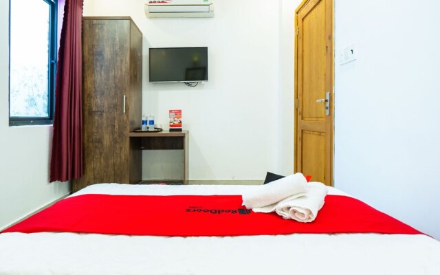 RedDoorz The Sun Hotel near Duong Quang Ham Street