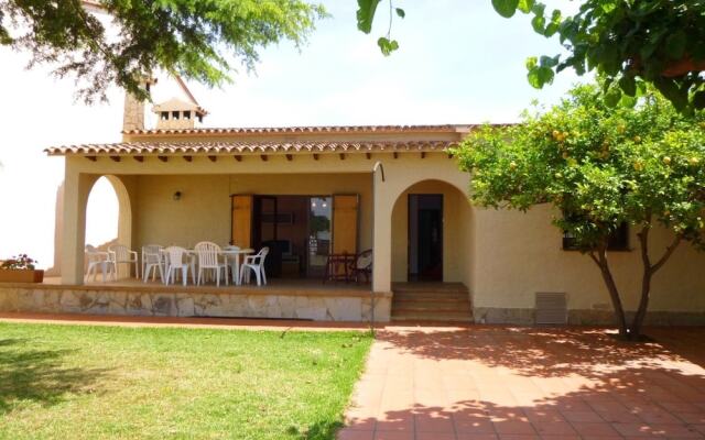 Spacious Holiday Home With Enclosed Garden in Empuriabrava