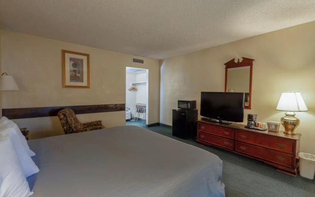 Royal Holiday Motel By Belvilla Gallup I-40