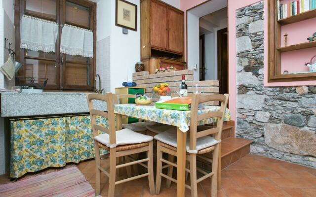 Homely Mansion in Isola Superiore near Lake