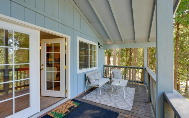 12 Mi to Apple Hill: Family-friendly Cabin Retreat