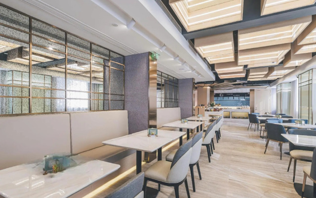 Elong Hotel Shanghai Pudong Jinqiao LaLaport。