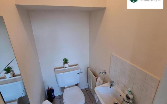 3 Bedroom house near Coventry City Centre with Wi-fi, driveway & garden - 16RWC