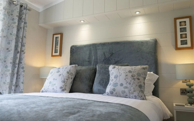 Hollicarrs - Lilypad Lodge