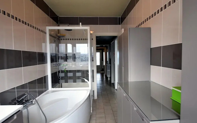 Seaview Stay w/ Parking