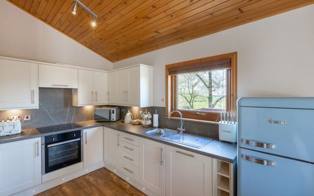 Douglas Fir Lodge With Hot Tub Near Cupar, Fife