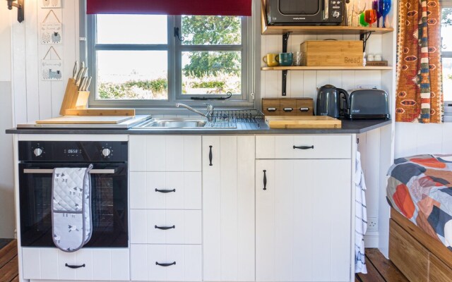 The Hideaway Hut - 1 Bed Shepherds Hut - Hereford