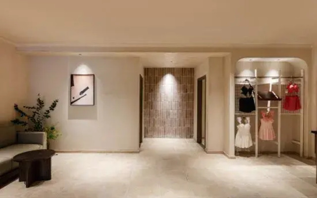 Zhuishan Mingjing Hot Spring Resort Hotel