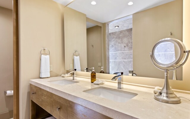 Poolside Fun King Suite