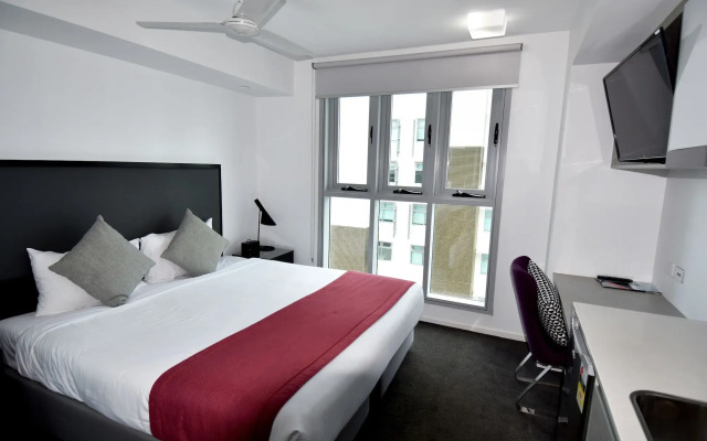 H on Mitchell Apartment Hotel