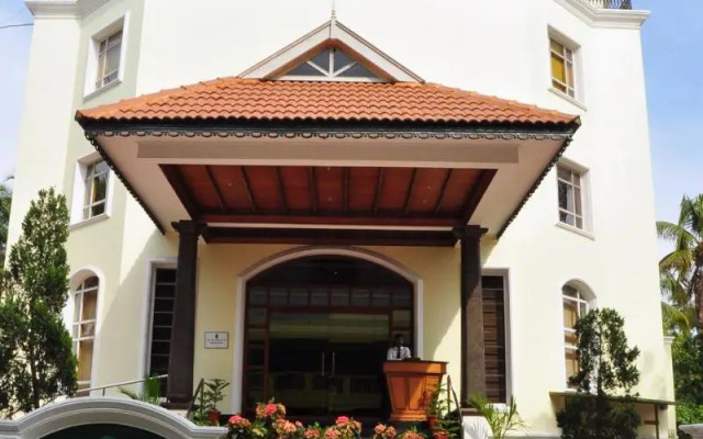 OYO 4806 Holiday Hotel