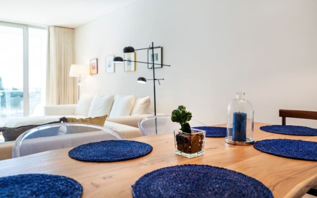 Gorgeous Apartment in Alges With Stunning Rooftop Pool