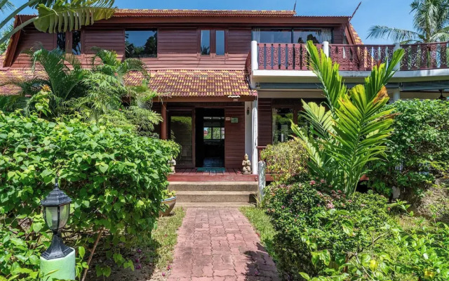Tropical Beachfront 4 Bdr Villa - KBR24