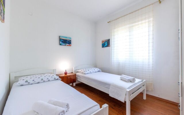 Beautiful Home in Sucuraj With Wifi and 2 Bedrooms