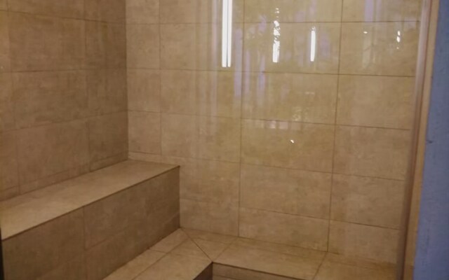 Woodsbury Suites 7722 Butterworth