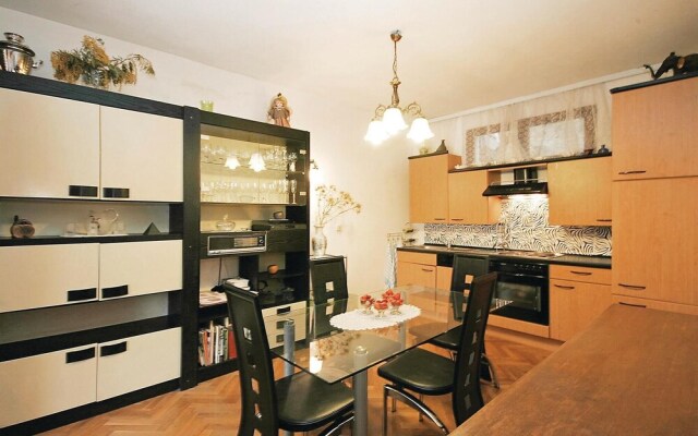 Amazing Home in Okrug Donji With 5 Bedrooms