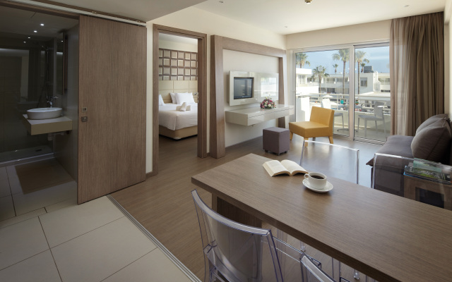 Melpo Antia Hotel & Suites