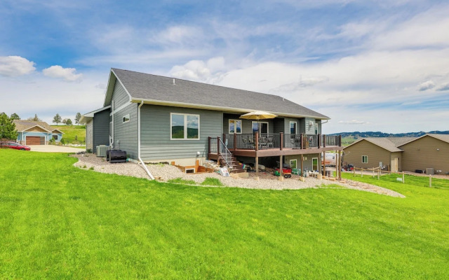 Spearfish Retreat w/ Fireplace + Mountain Views!