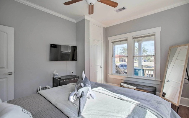 < 2 Mi to Pleasure Pier: Cozy Beach Bungalow