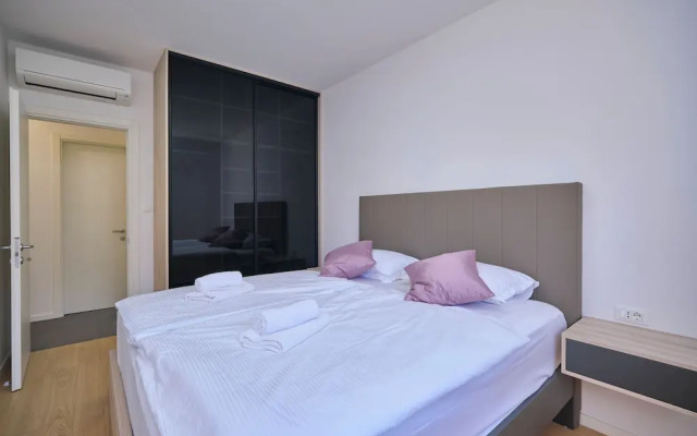 Tropic Night Apartment by Litto
