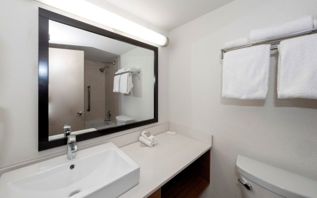 Red Roof Inn PLUS+ Newark Liberty Airport - Carteret