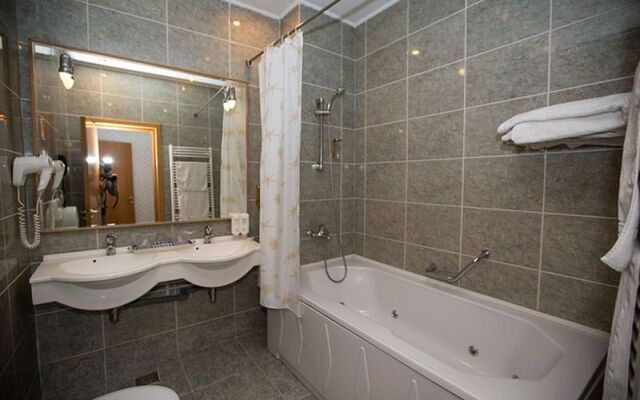 Queen Vera Hotel