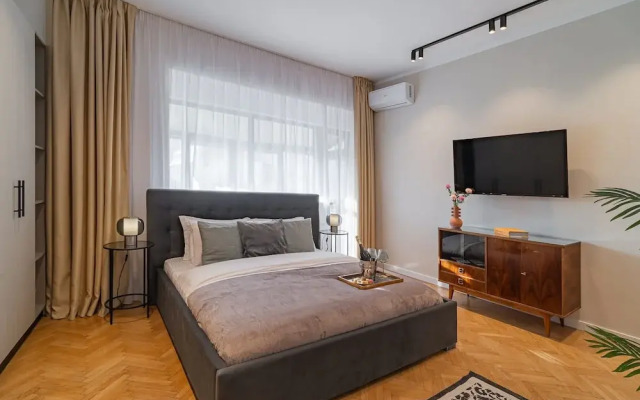 Vibrant & Spacious 3BR Condos on Amzei Square