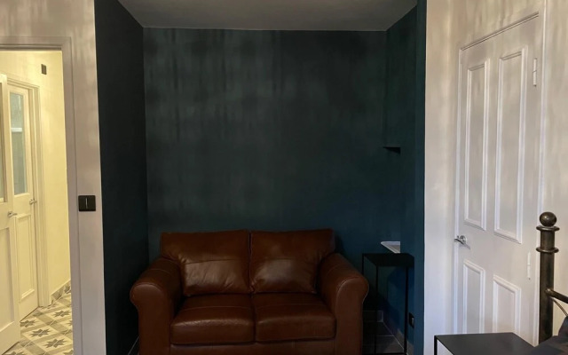 Gated Stunning Period Studio in Vibrant Bristol