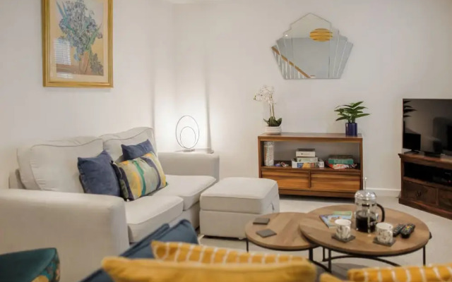 Stunning 2 BD with Patio & Free Parking
