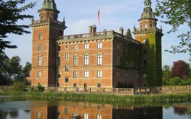 Mysigt hus i liten by nära havet