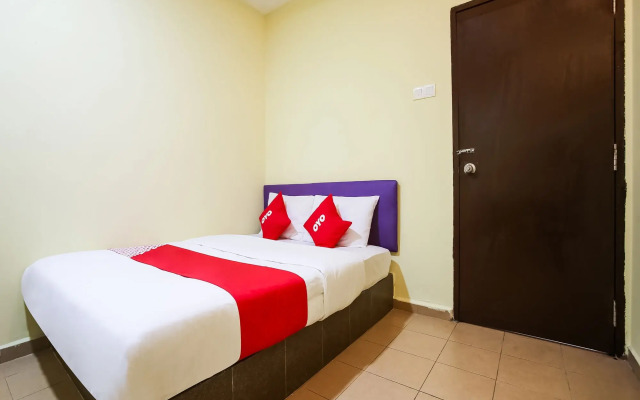 OYO 89585 Hotel Happy Inn