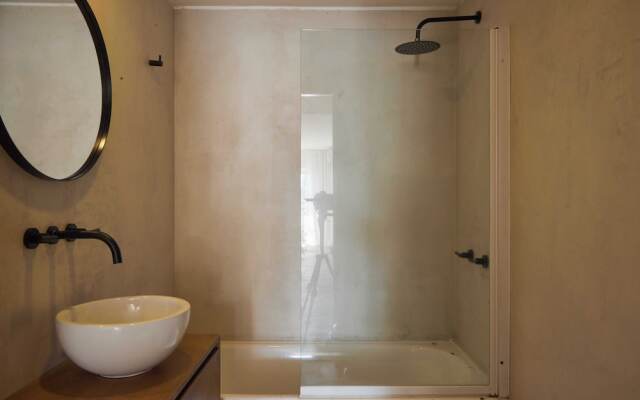 Spacious modern studio