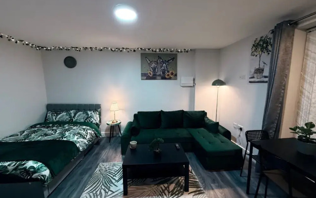 Serene Garden Room Suite City Centre