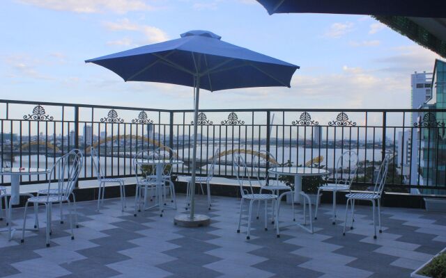 Pariat River Front Hotel