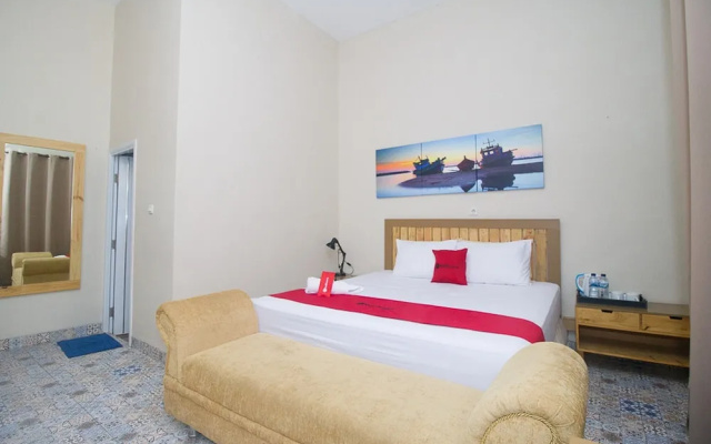 RedDoorz Plus Syariah near Alun Alun Sampang