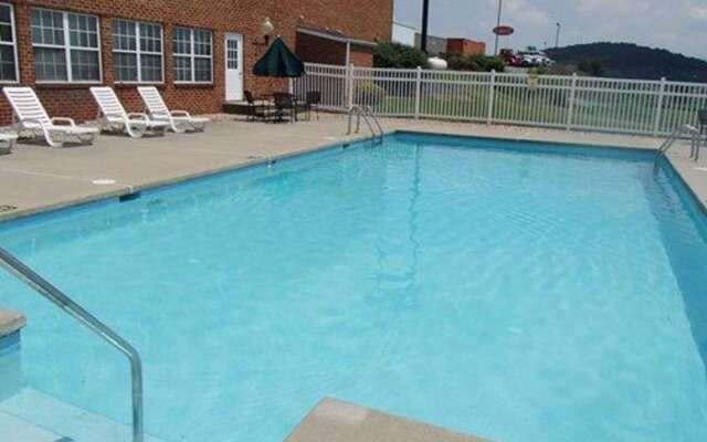 Comfort Inn & Suites Raphine - Lexington near I-81 and I-64