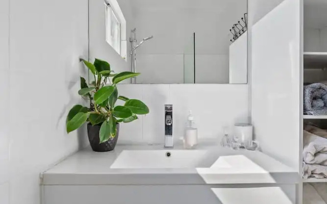 Peaceful 2 Bedroom With Private Backyard and BBQ